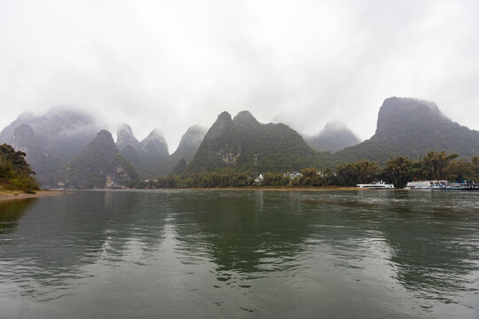 中国阳朔桂林漓江烟雨雾海奇观