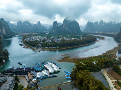 中国阳朔桂林漓江烟雨雾海奇观