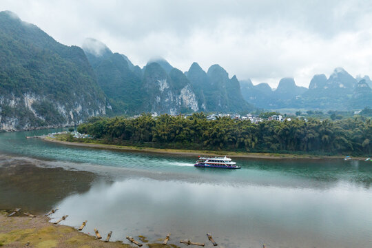 广西阳朔桂林山水烟雨雾海奇观