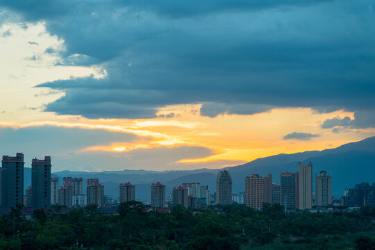 夕阳下的城市轮廓