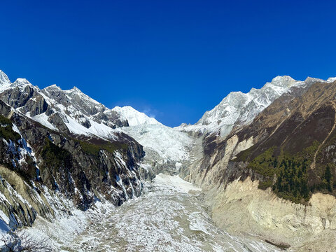 雪山耸立