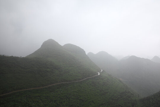 雾中青山