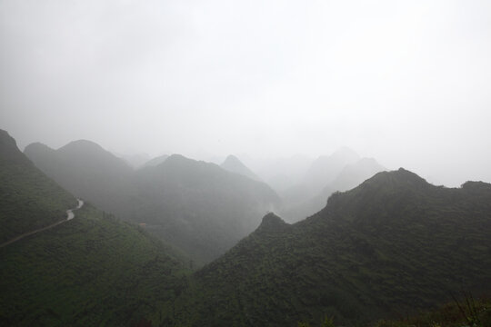 雾中青山