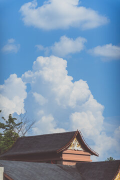 蓝天白云下的建筑