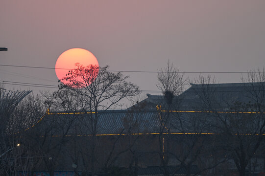 一轮红日夕阳日落太阳下山古建筑