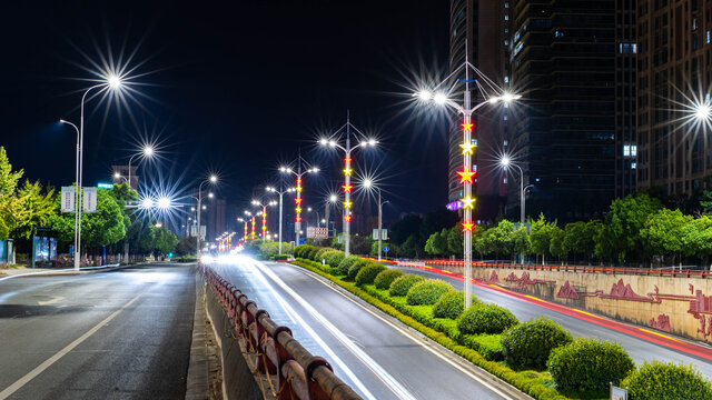 夜幕下的城市路灯