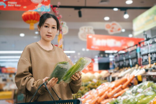 超市购新鲜蔬菜的女人素材