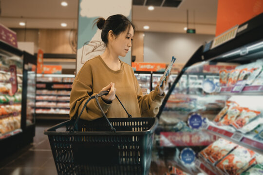 超市挑选食物的女人素材