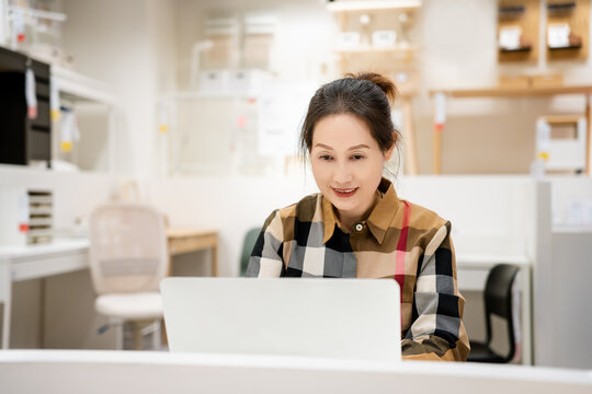 笔记本电脑前的职业女性人像拍摄