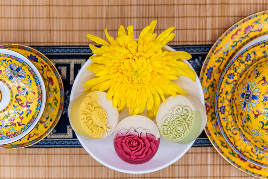 中秋餐桌上菊花瓷器和冰皮月饼