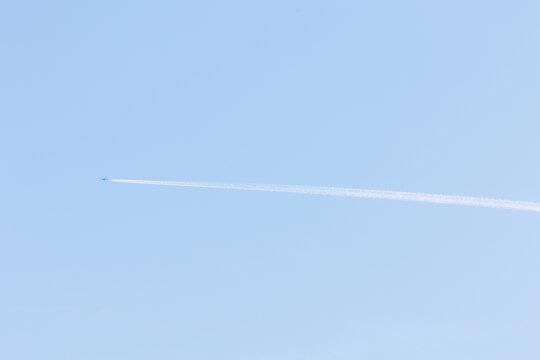 天空上的飞机与长长的尾迹
