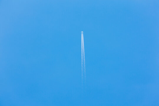 天空上的飞机与尾迹