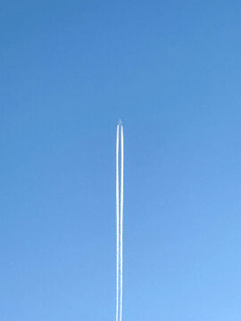 蓝天上的喷气式飞机
