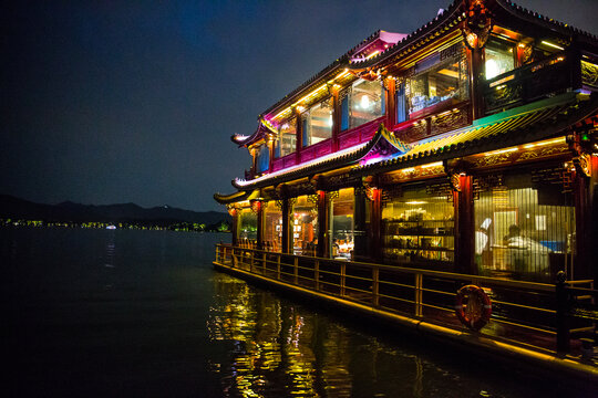 西湖夜景唯美湖面