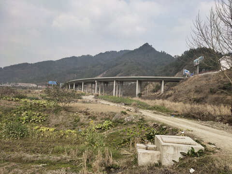 高架桥与泥巴公路