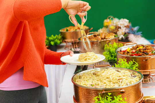 自助餐厅里一个女人在取食物