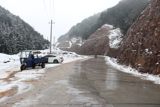 路上积雪