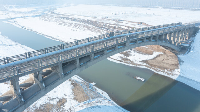 运河古桥雪景航拍水利工程