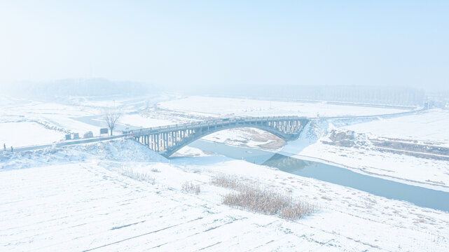 运河古桥雪景航拍水利工程