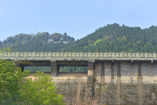 金龙湖堤坝及山顶金龙寺木塔