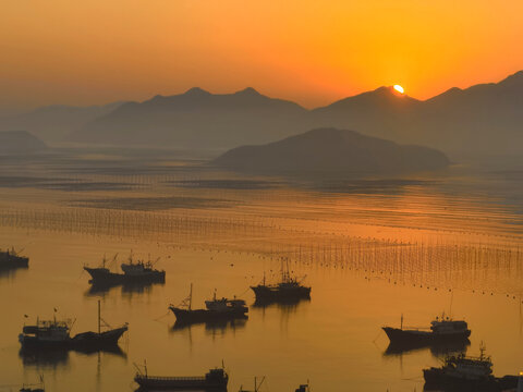 夕阳海边渔船