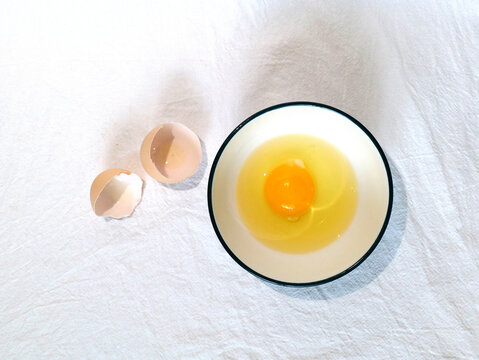 碗中打开的鸡蛋