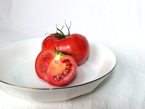 盘中的西红柿