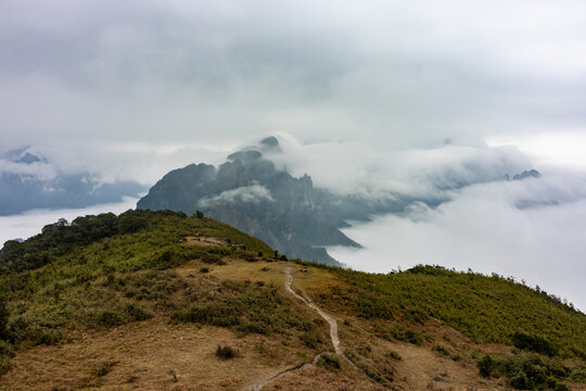 金秀平兰顶丹霞地貌云海烟雨雾景