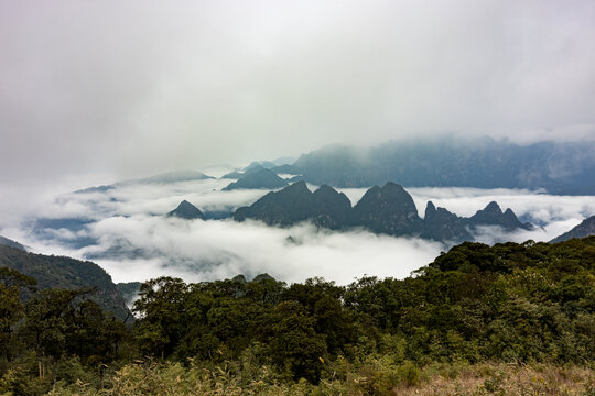 金秀平兰顶丹霞地貌云海烟雨雾景