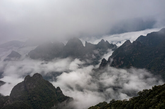 金秀平兰顶丹霞地貌云海烟雨雾景