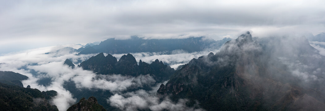 金秀平兰顶丹霞地貌云海烟雨雾景