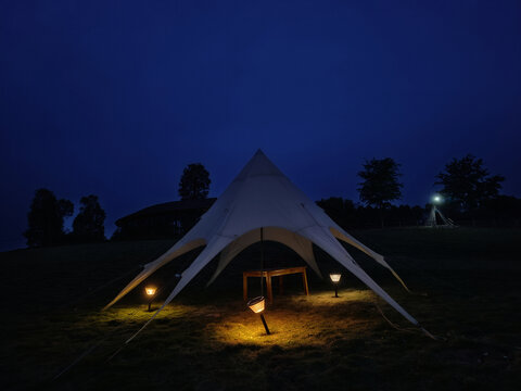 夜晚的帐篷