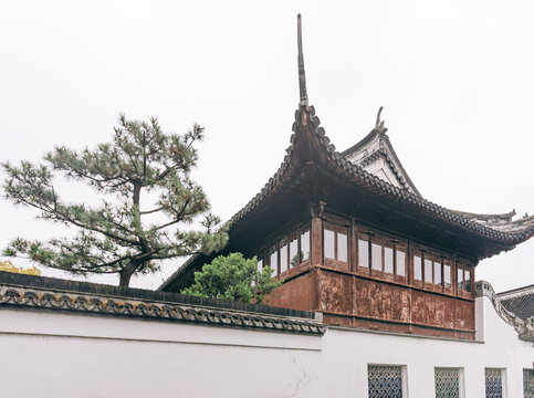 上海豫园飞檐翘角的传统中式建筑