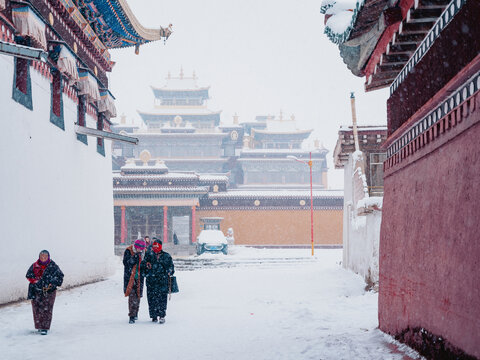 四川阿坝县冬季雪景航拍川西旅游