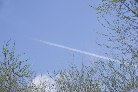 飞行轨迹的天空