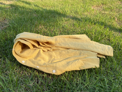 草地上的黄色衬衫