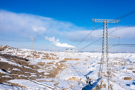 冬天山区雪地工厂高压线塔