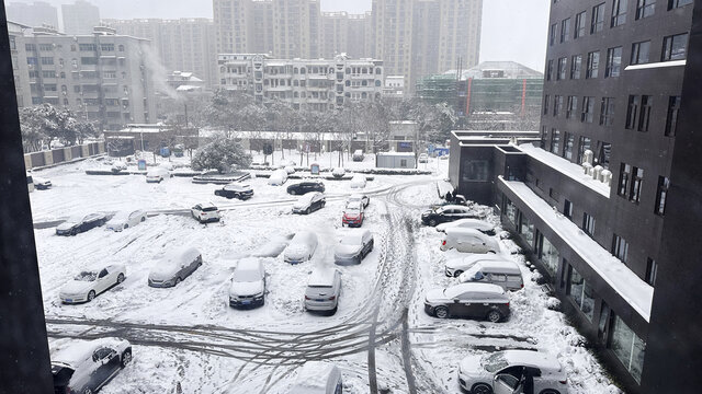 雪天停车场