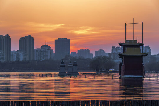 夕照大明湖图片