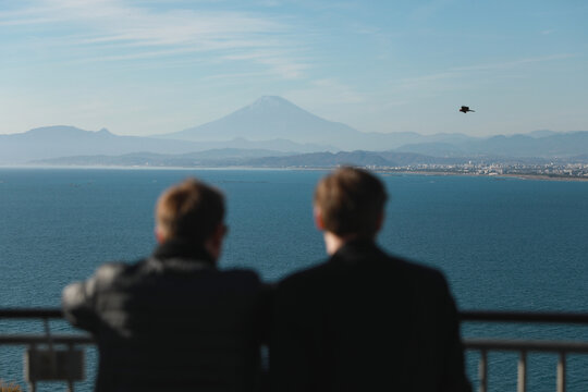 眺望富士山的背影