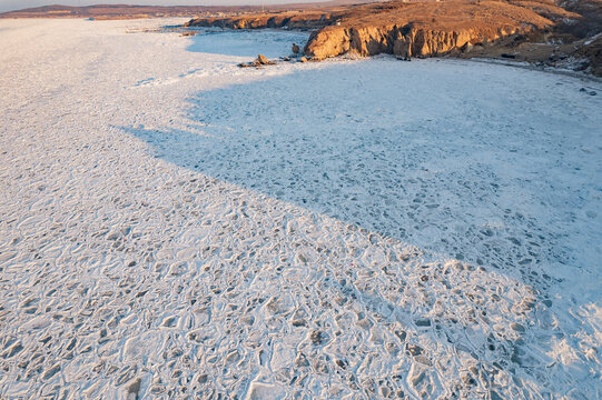 大连排石冬季海岸线海冰