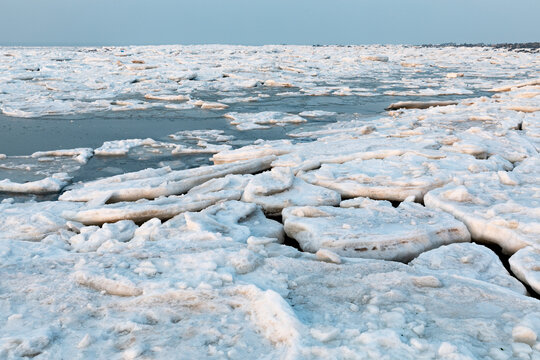 大连风光冬季海岸线海冰