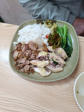 酱猪蹄饭