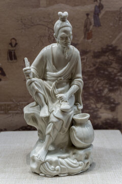 清代德化窑白釉渔翁坐像