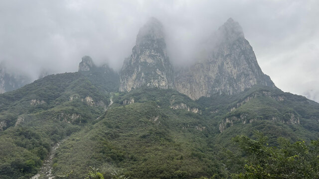 巍峨山峰