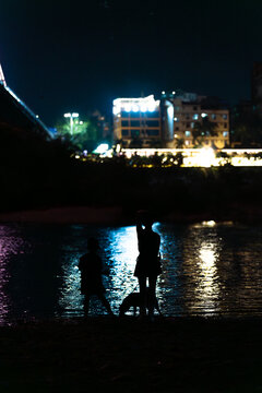 夜晚站在河边的人的剪影