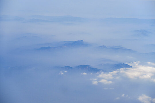 透过云雾的山脉