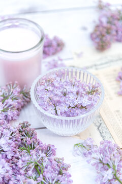 紫丁香与茶杯