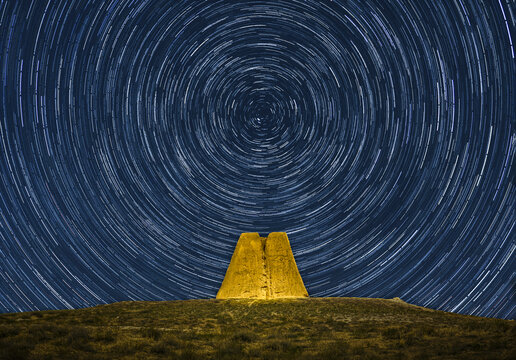 白土岗峰火台星空星轨夜景