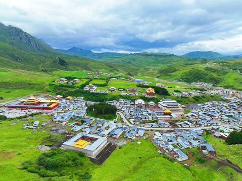 航拍四川阿坝格尔底寺藏传佛教